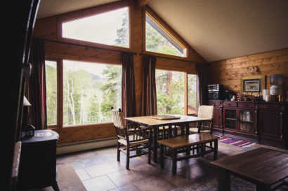 dining area at Wind River Lodge