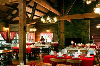 ranch dining room with place settings and red and white table cloths