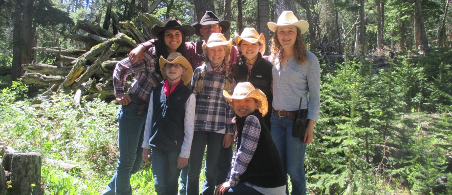 Big family photo with cowboy hats on