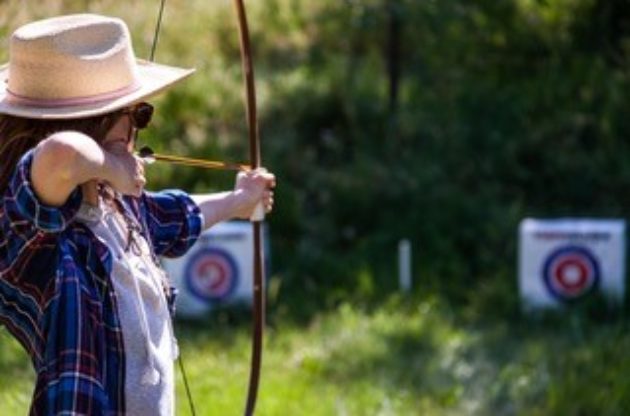 girl doing archery